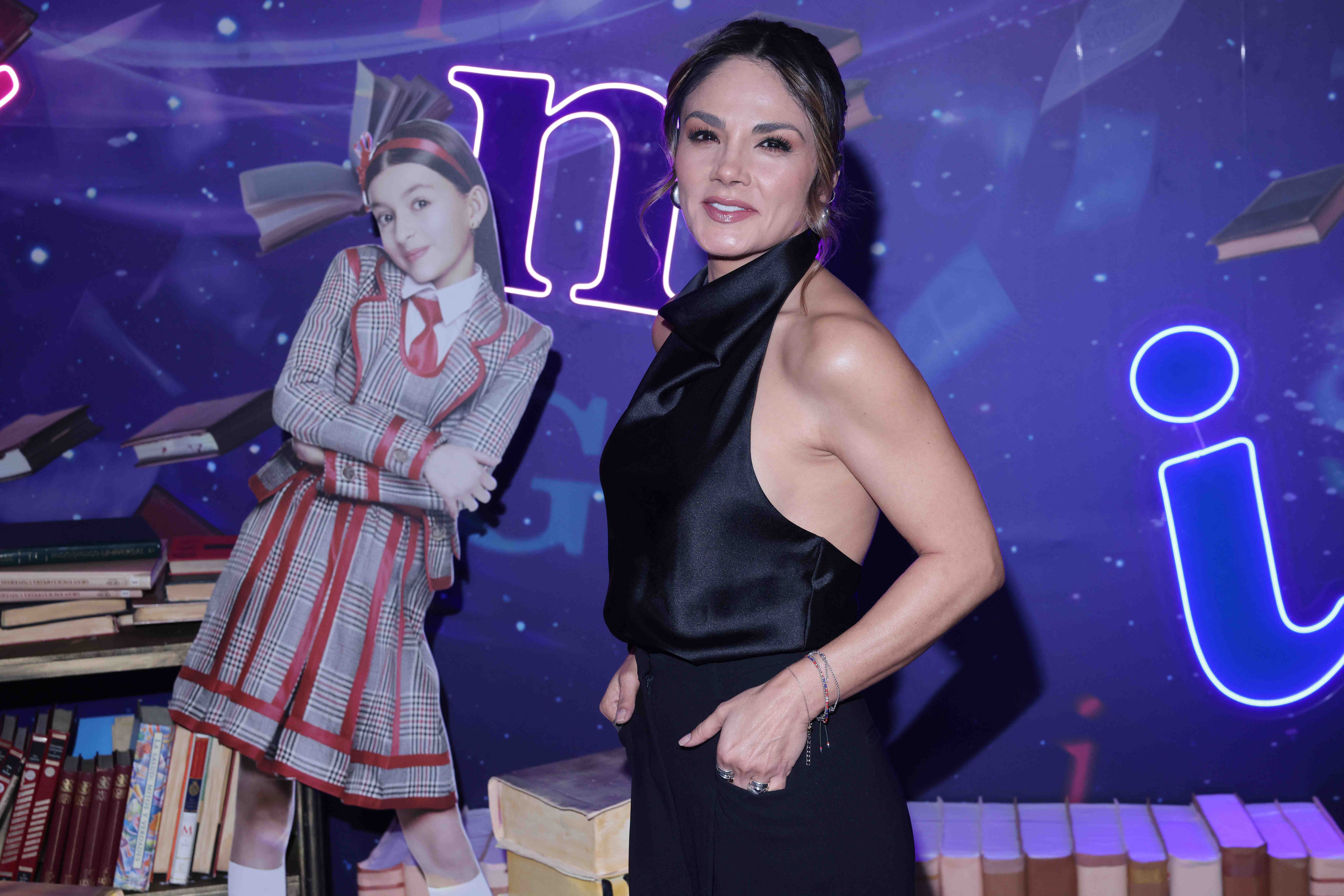 https://entrefam.com.mx/img/alfombra_de_la_obra_de_teatro_matilda/ENTREFAM031820268138.jpg