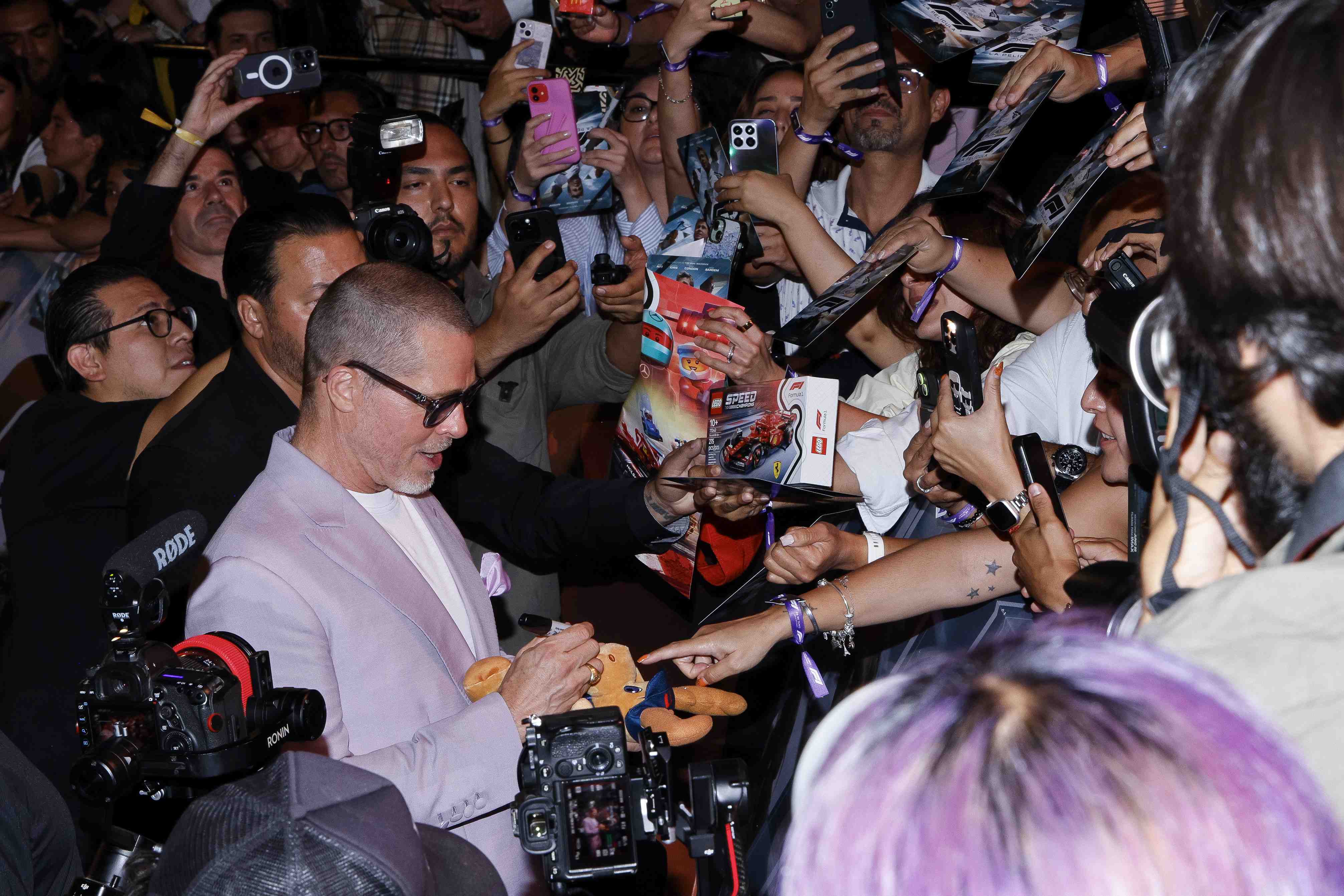 https://entrefam.com.mx/img/alfombra_de_la_pelicula_f1/ENTREFAM090620253728.jpg