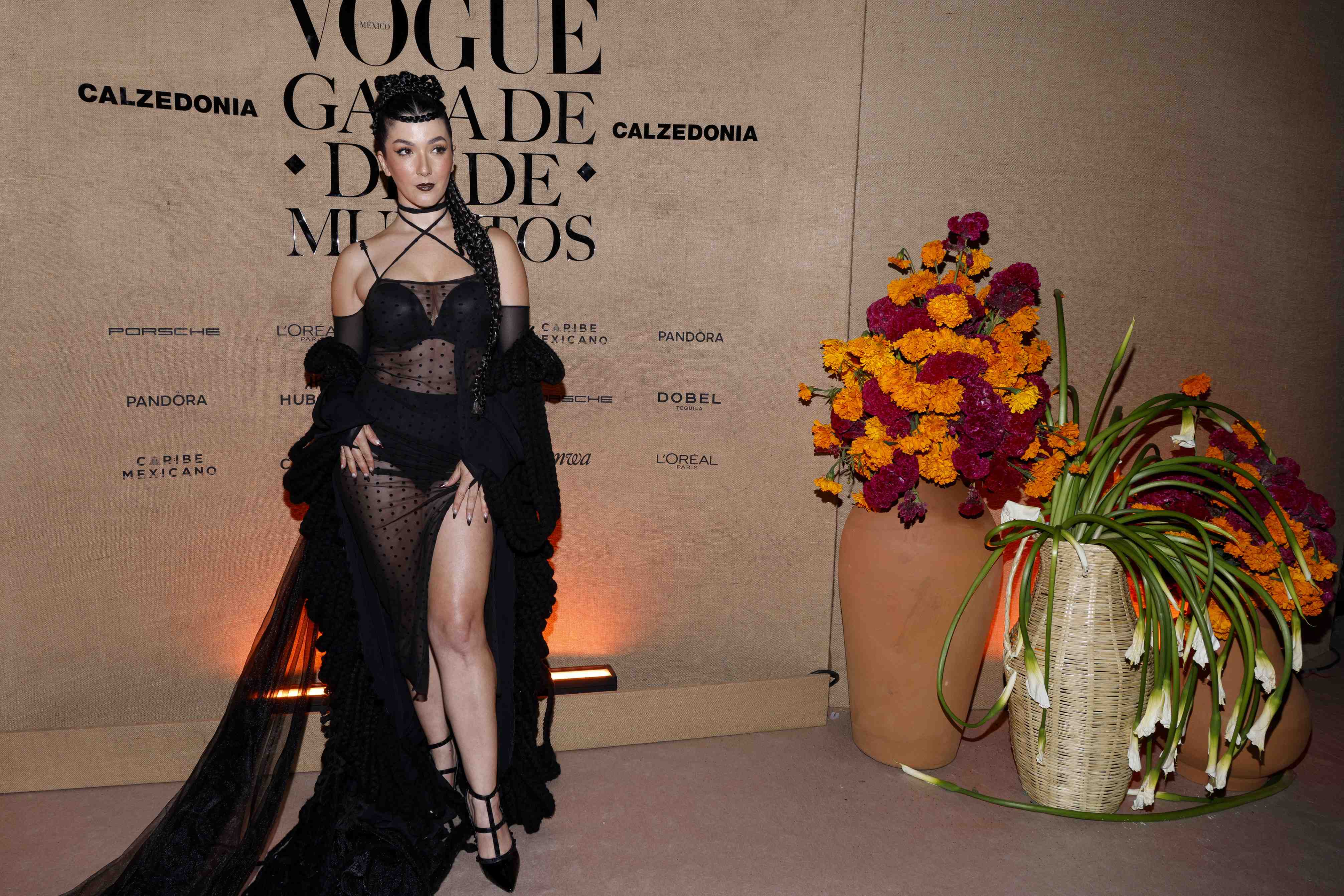 https://entrefam.com.mx/img/alfombra_de_vogue_gala_de_dia_de_muertos/ENTREFAM102320252386.jpg