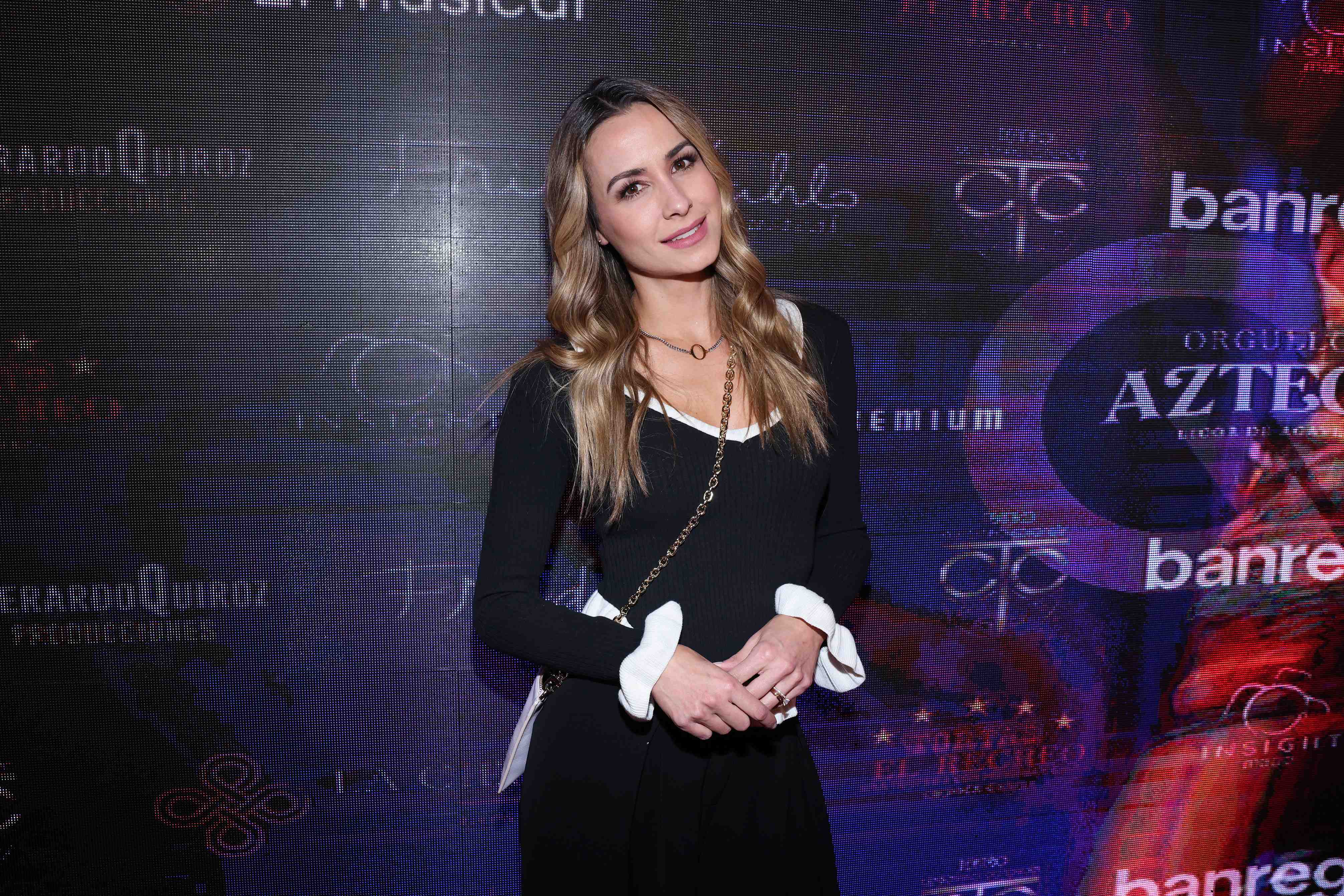 https://entrefam.com.mx/img/alfombra_roja_de_frida_kahlo_el_musical_la_vida_de_un_icono/ENTREFAM090620250247.JPG