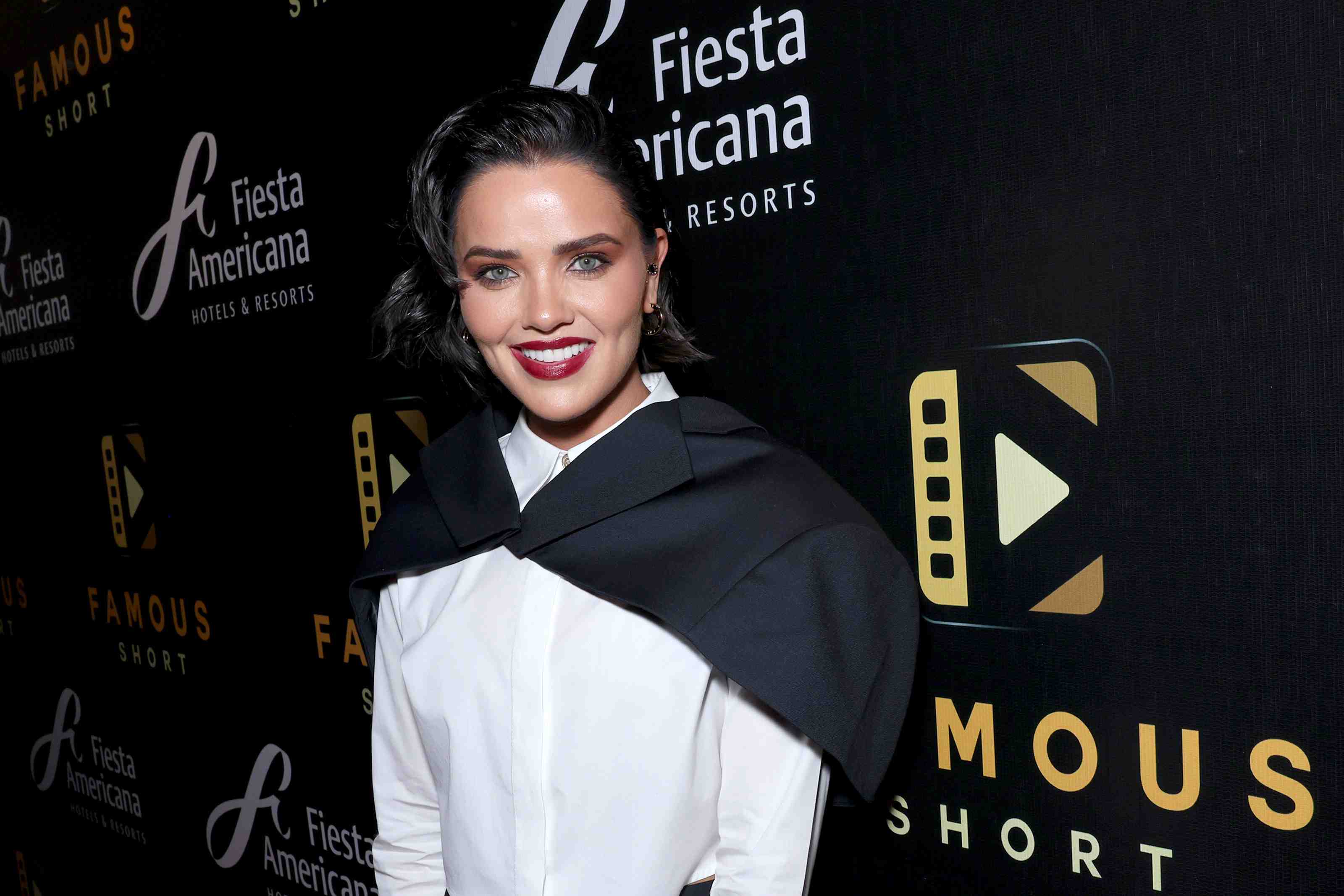 https://entrefam.com.mx/img/alfombra_roja_de_la_premier_de_famous_short/ENTREFAM011920265746.JPG