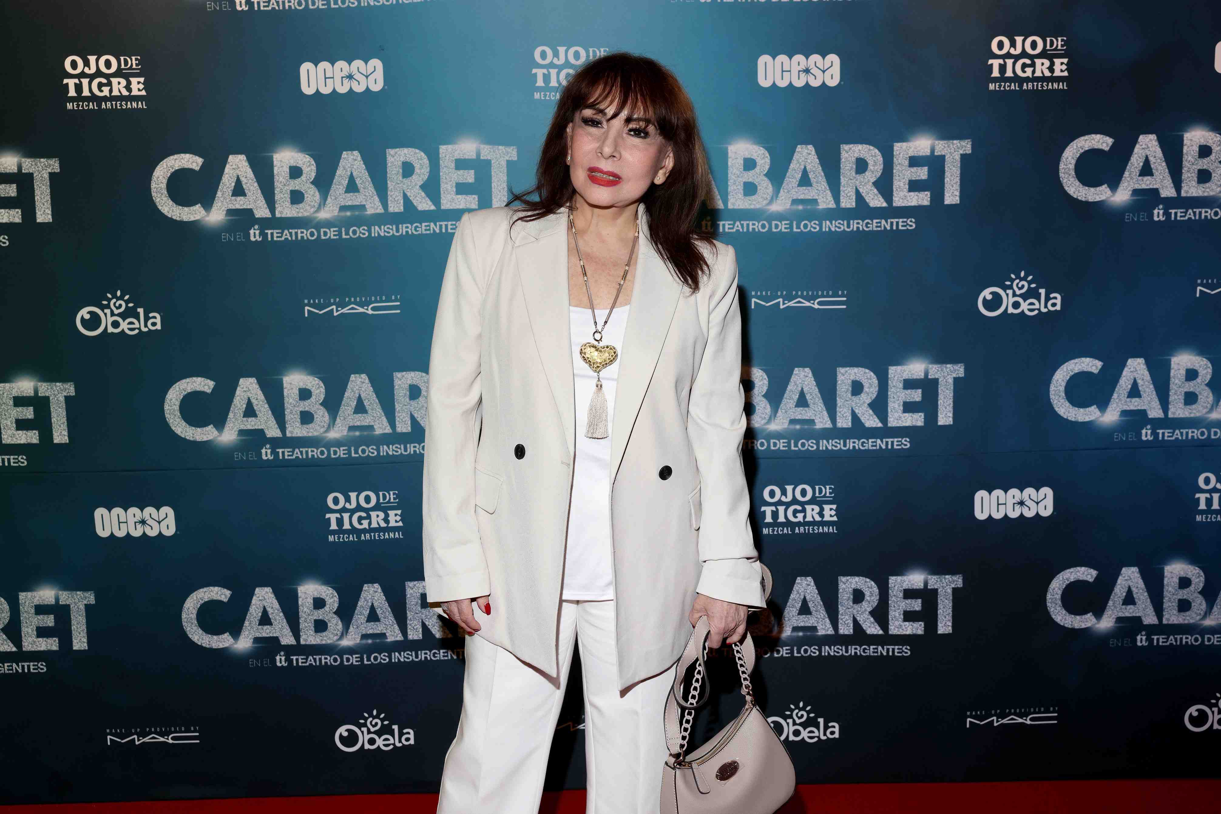 https://entrefam.com.mx/img/alfombra_roja_de_las_300_representaciones_de_la_obra_musical_cabaret/ENTREFAM250520259628.JPG