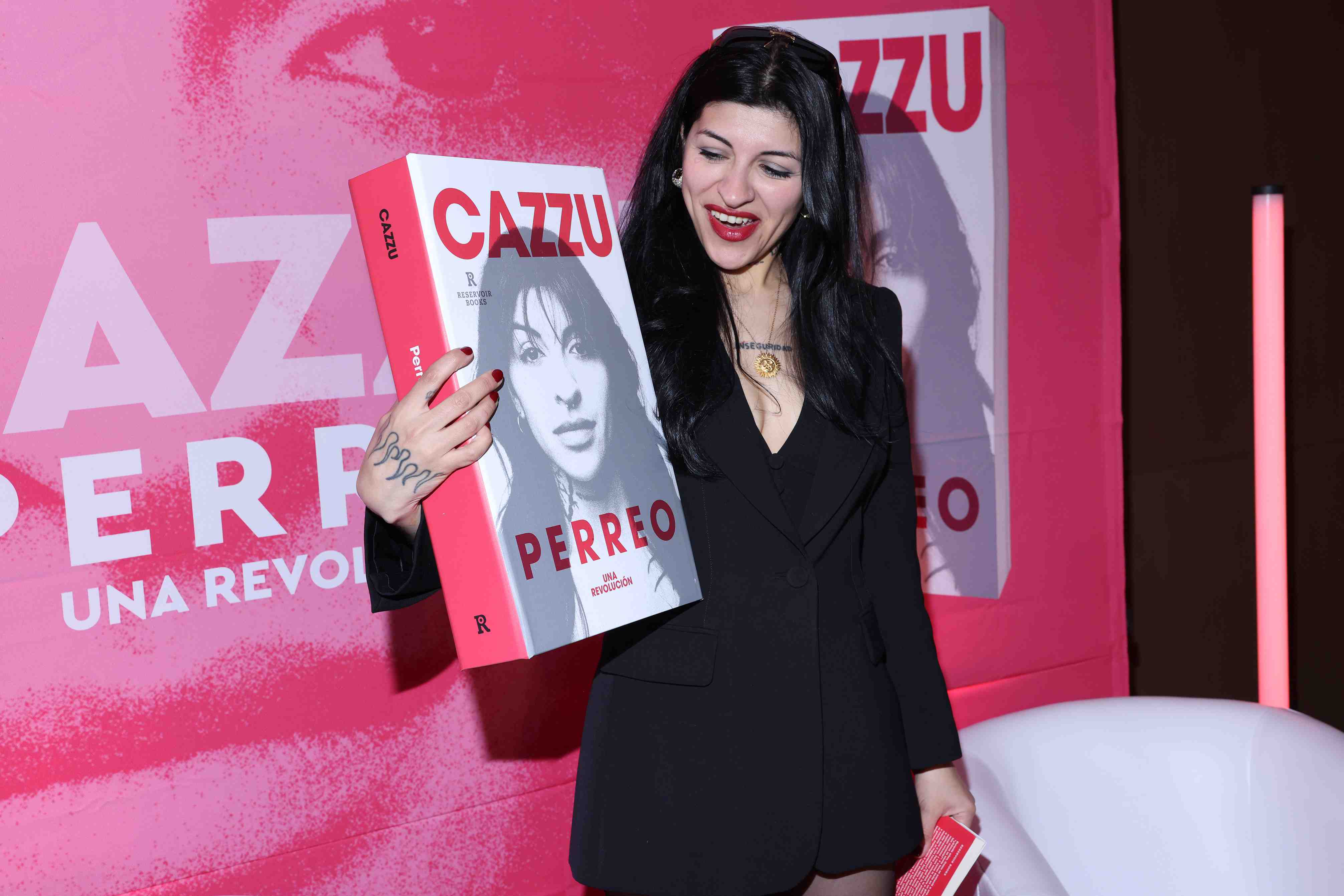 https://entrefam.com.mx/img/cazzu_presenta_su_libro_titulado_perreo_una_revolucion/ENTREFAM120820256162.JPG