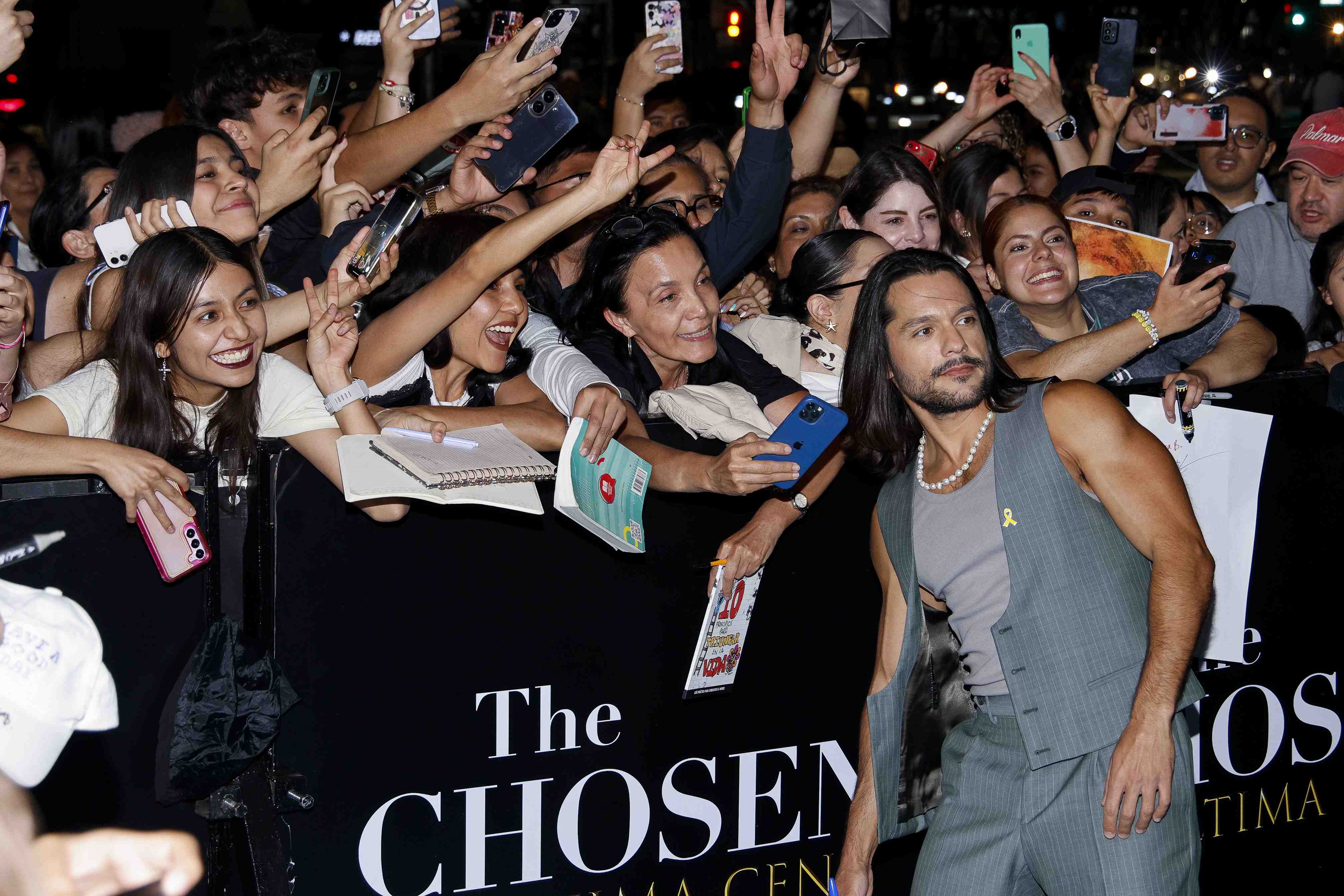 https://entrefam.com.mx/img/celebridades_en_la_alfombra_por_la_quinta_temporada_de_the_chosen_la_ultima_cena/ENTREFAM020420254875.jpg
