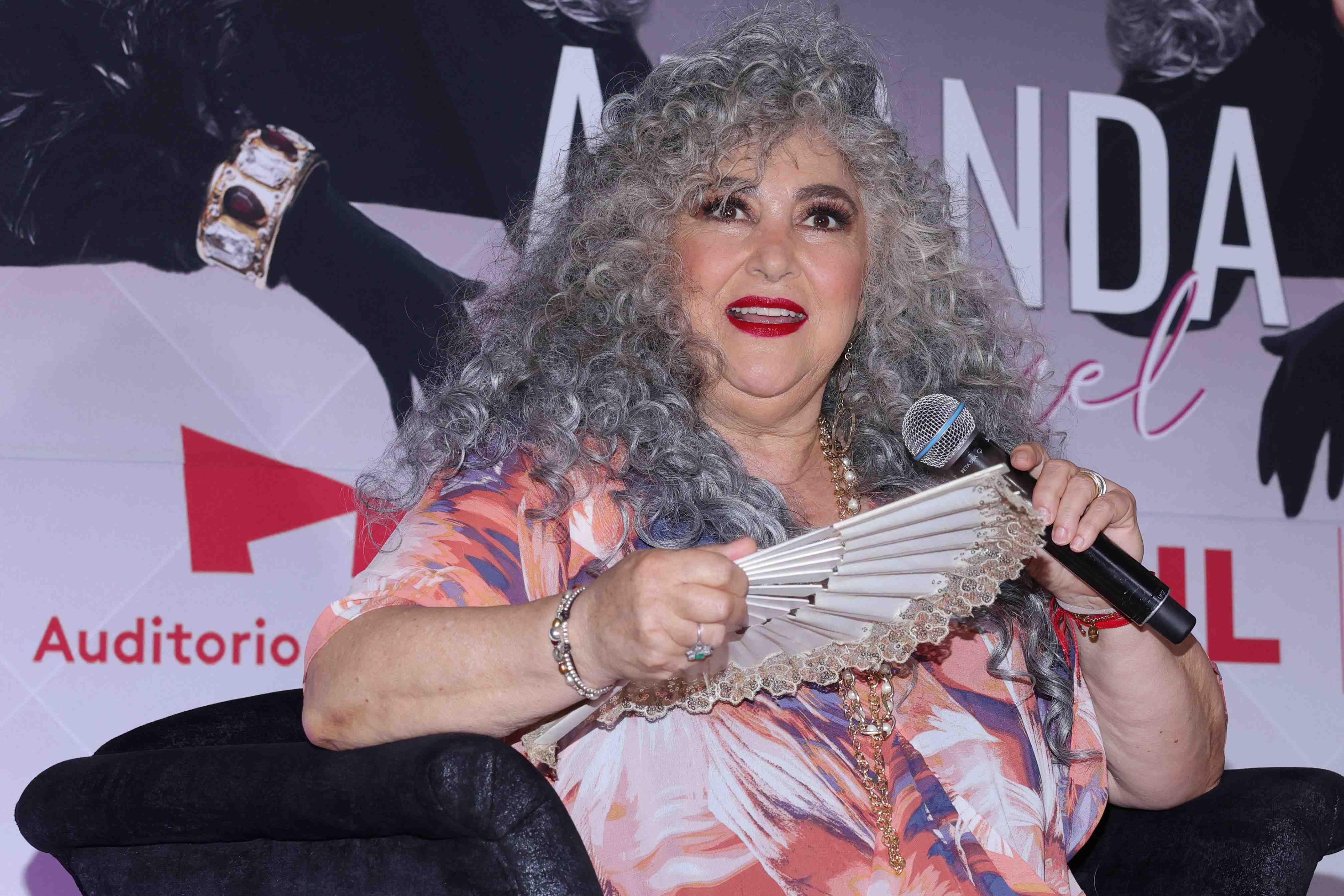 https://entrefam.com.mx/img/conferencia_de_prensa_con_la_cantante_amanda_miguel_por_sus_45_anos_de_carrera_en_el_auditorio_nacional/ENTREFAM260320254681.JPG