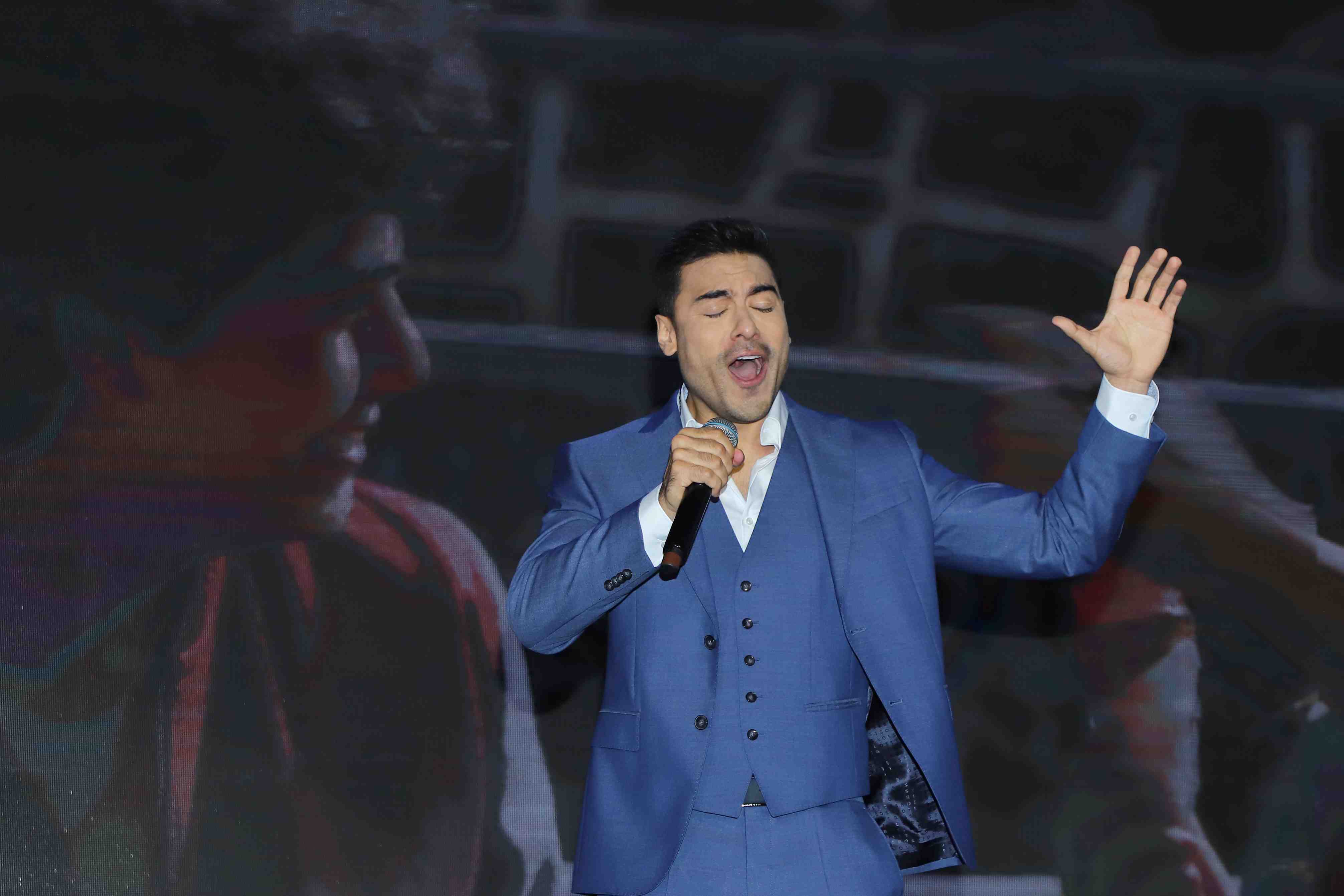 https://entrefam.com.mx/img/el_cantante_carlos_rivera_canta_el_tema_de_la_telenovela_regalo_de_amor/ENTREFAM180620254003.JPG
